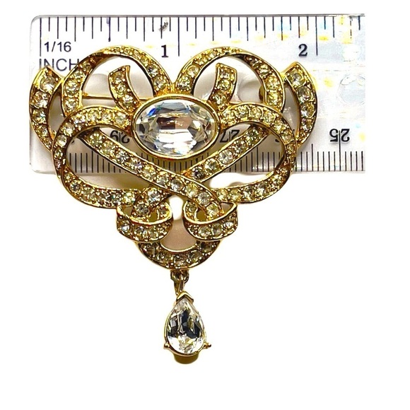 Trifari Heart Gold Tone Sparkling Rhinestone Ribbon Dangle Signed Brooch Pin - Picture 3 of 3